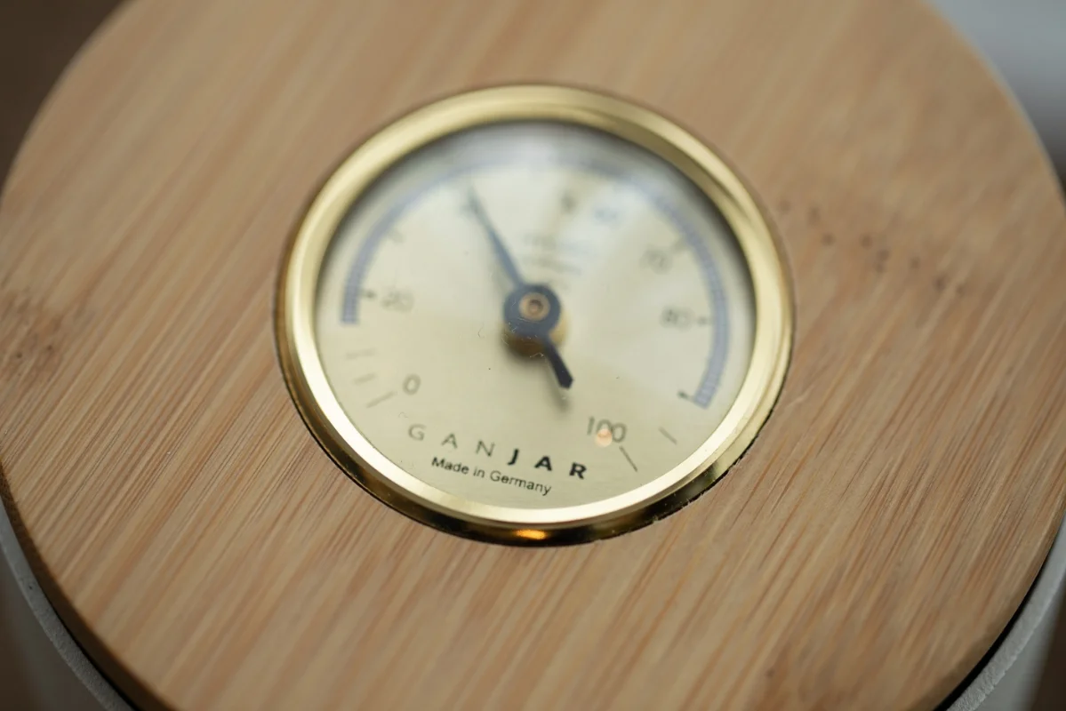 nahaufnahme-ganjar-f-mit-analogem-hygrometer-im-deckel
